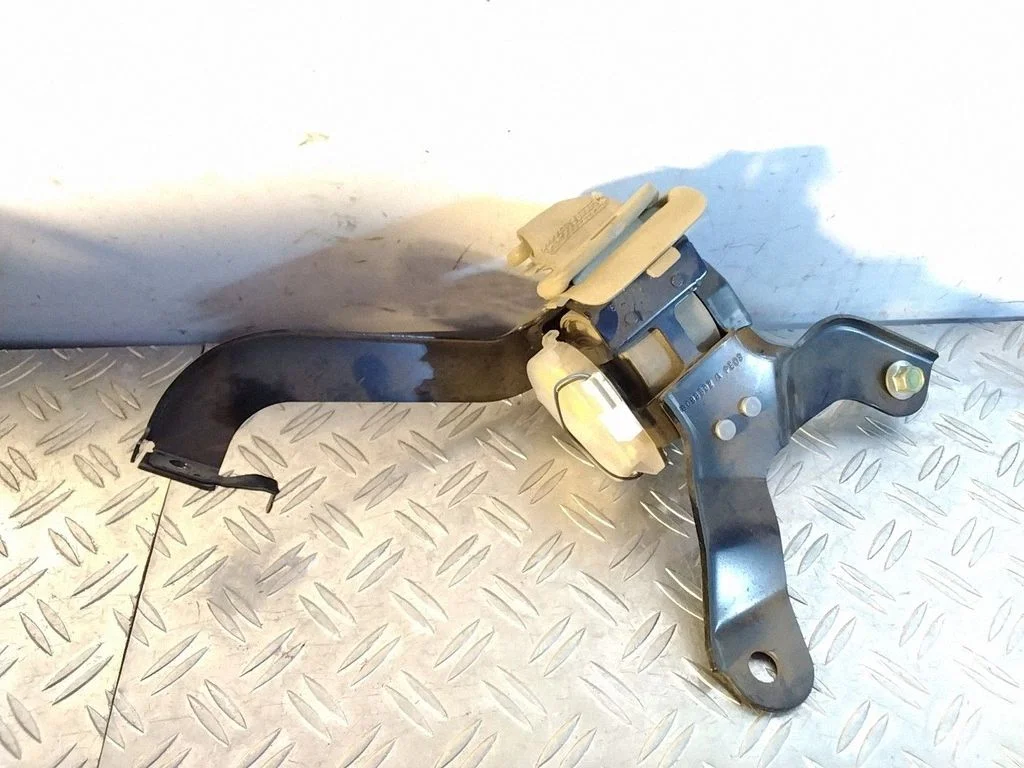 Middle seatbelt (rear) – Honda CR-V (2007-2012)