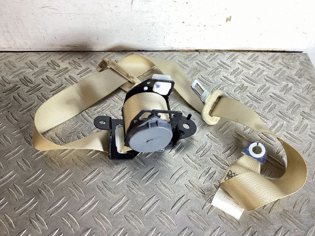 Middle seatbelt (rear)