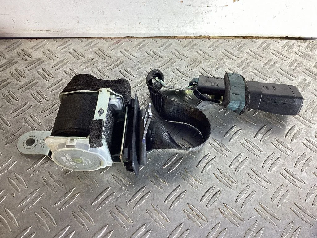Middle seatbelt (rear) – Lexus GS 250 350 300H 450H (2013-)
