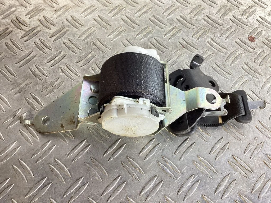 Middle seatbelt (rear) – Lexus NX (2014-2021)