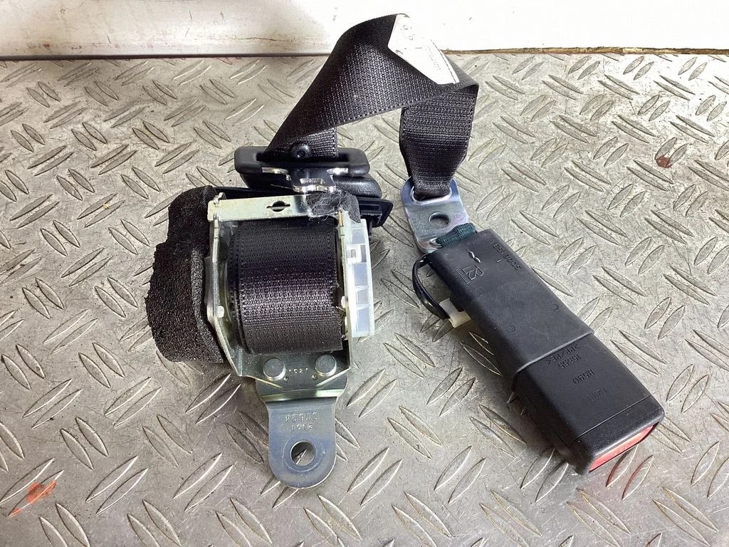 Middle seatbelt (rear) – Lexus GS 250 350 300H 450H (2013-)