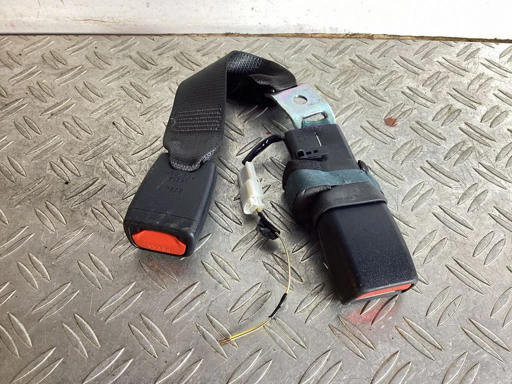 Middle seatbelt (rear) – Lexus GS 250 350 300H 450H (2013-)