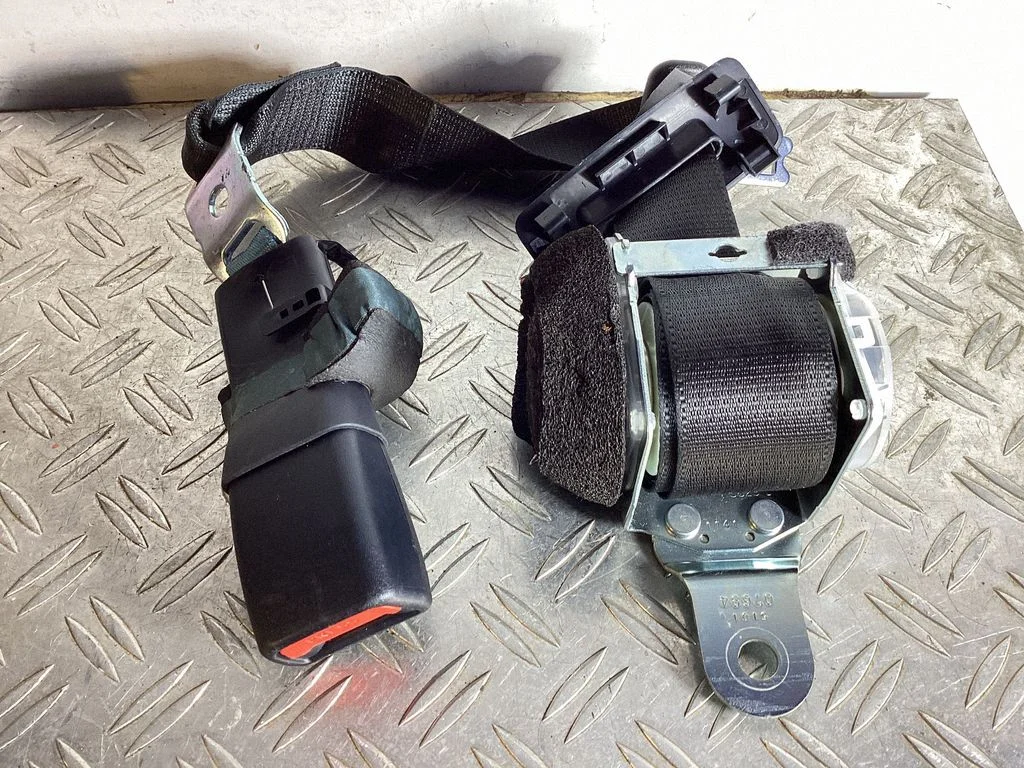 Middle seatbelt (rear) – Lexus GS 250 350 300H 450H (2013-)