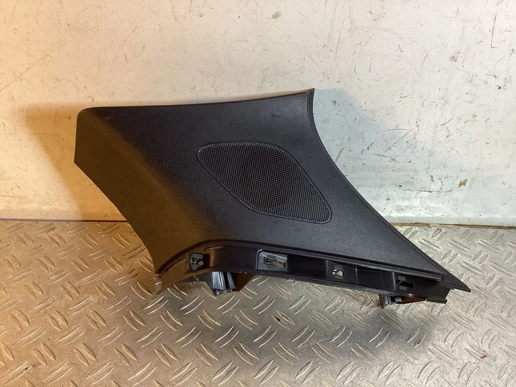 (D) piilari viimistlus (alumine) – Porsche Macan (95B) (2019-)