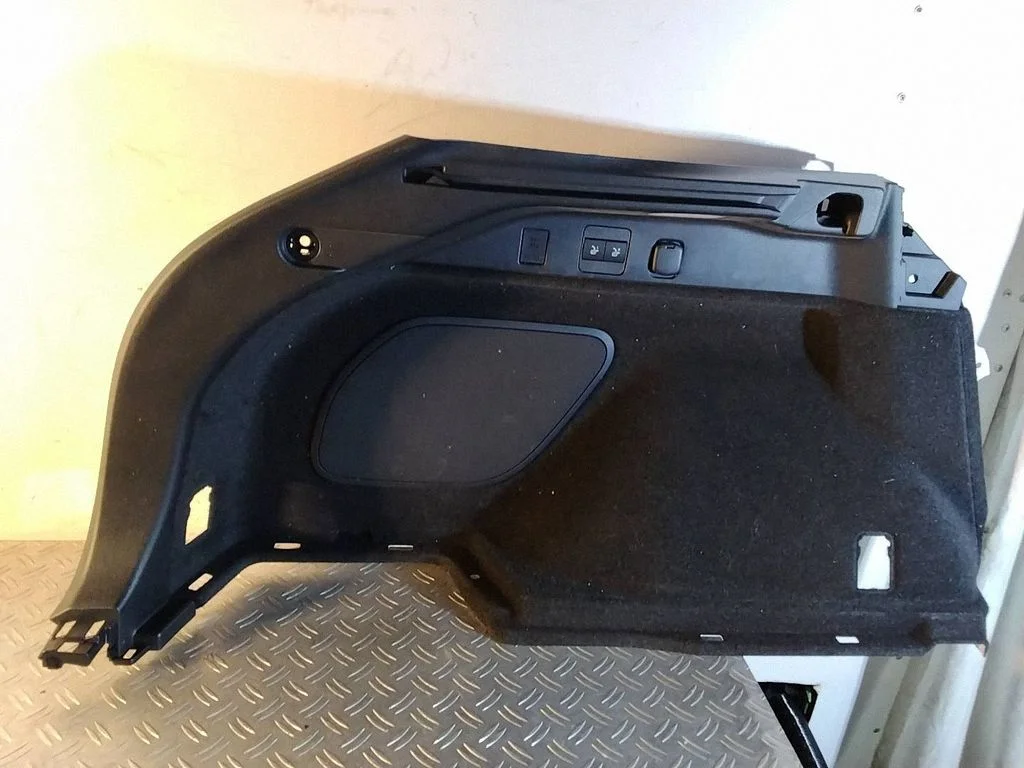Pagasiruumi külje viimistluspaneel – Lexus RX 450H (2016-)