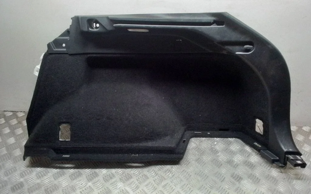 Pagasiruumi külje viimistluspaneel – Lexus RX 450H (2016-)