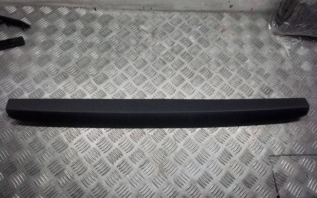 Tailgate/trunk upper cover trim – Volvo S90, V90 (2016-)