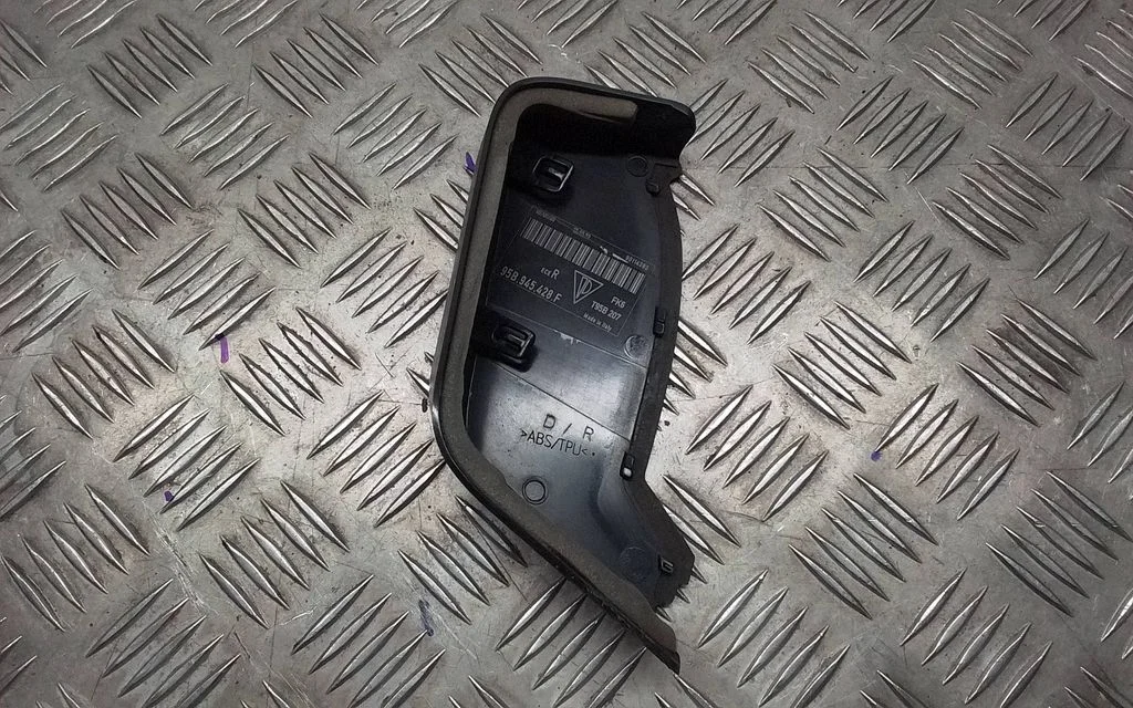 Rear light trim – Porsche Macan (95B) (2019-)