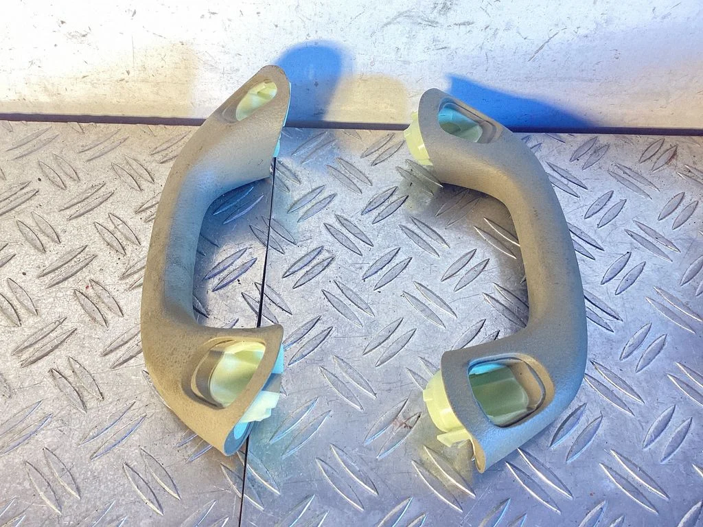 Front interior roof grab handle – Toyota Land Cruiser (J200) (2008-)
