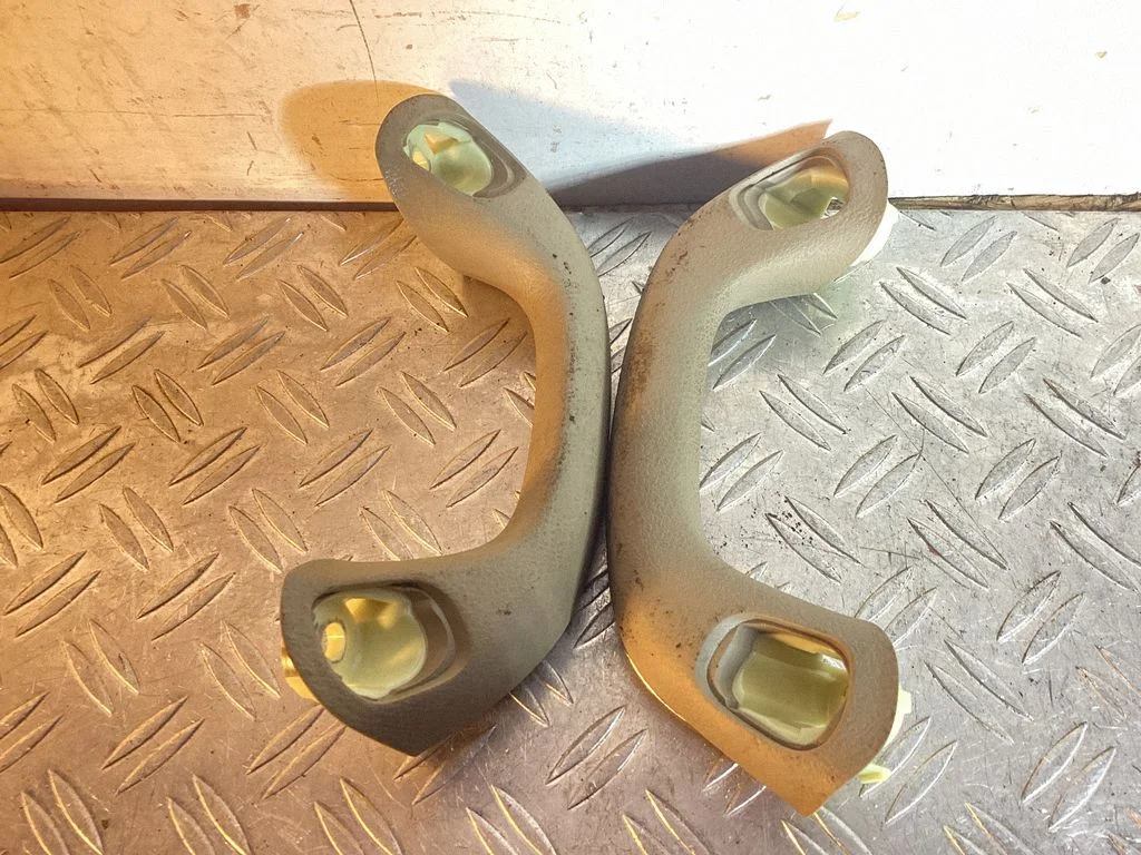 Front interior roof grab handle – Toyota Land Cruiser (J200) (2008-)
