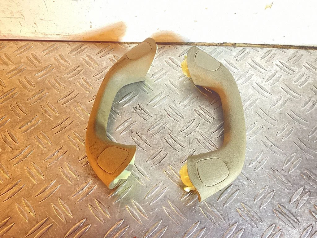 Front interior roof grab handle – Toyota Land Cruiser (J200) (2008-)