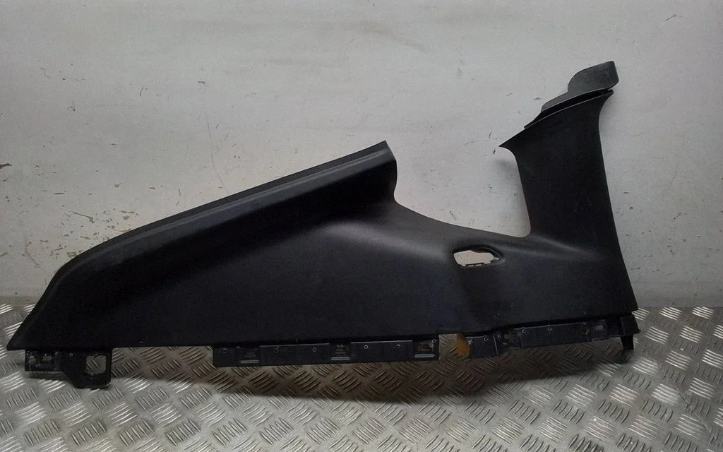 (C) pillar trim – Tesla Model Y (2020-)