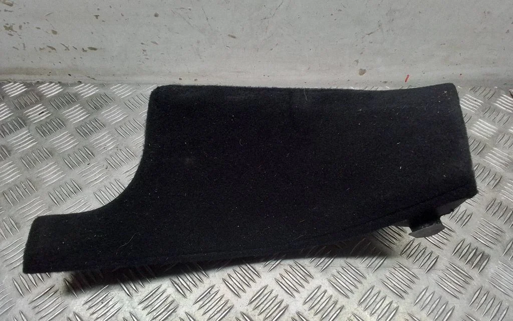 (C) pillar trim – Tesla Model Y (2020-)