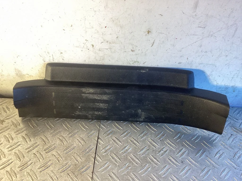 Rear sill trim cover 6793060070