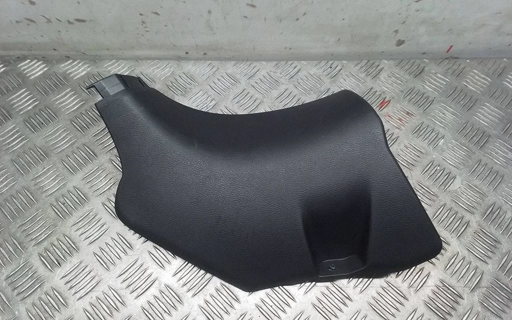 Foot area side trim – Lexus RX 450H (2016-)