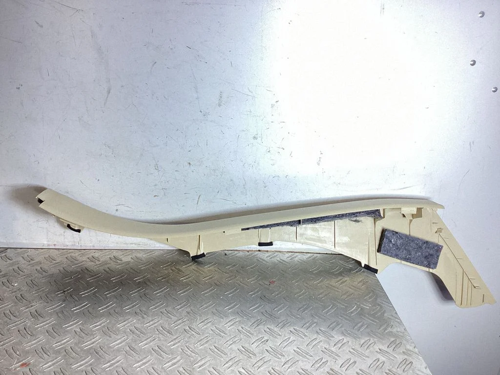 Rear seat side top trim