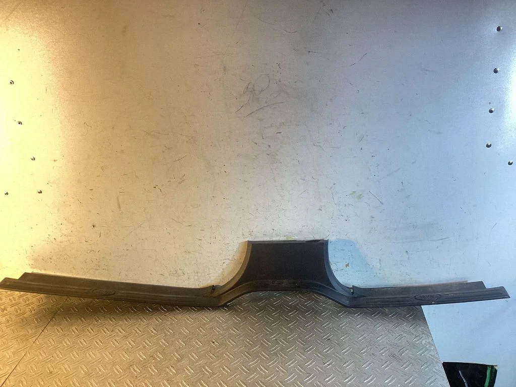 Front sill trim cover EMH500160