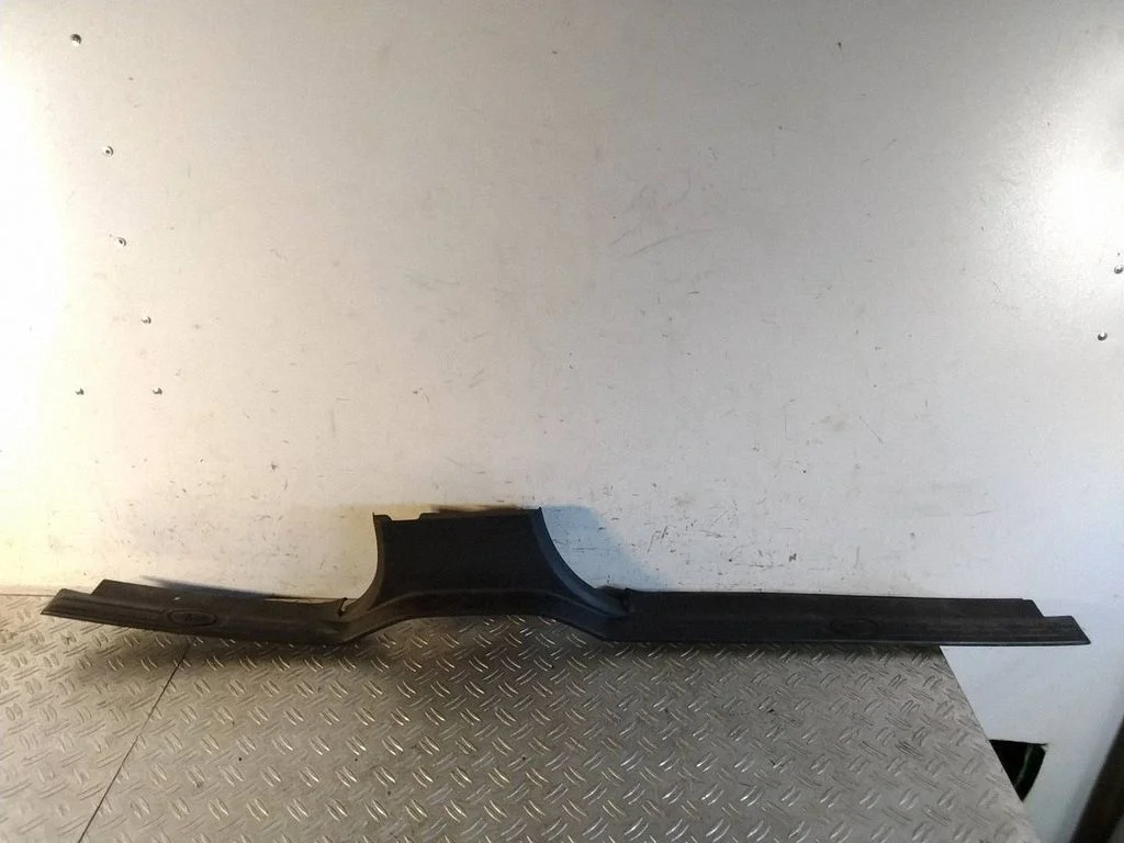 Front sill trim cover MH500170