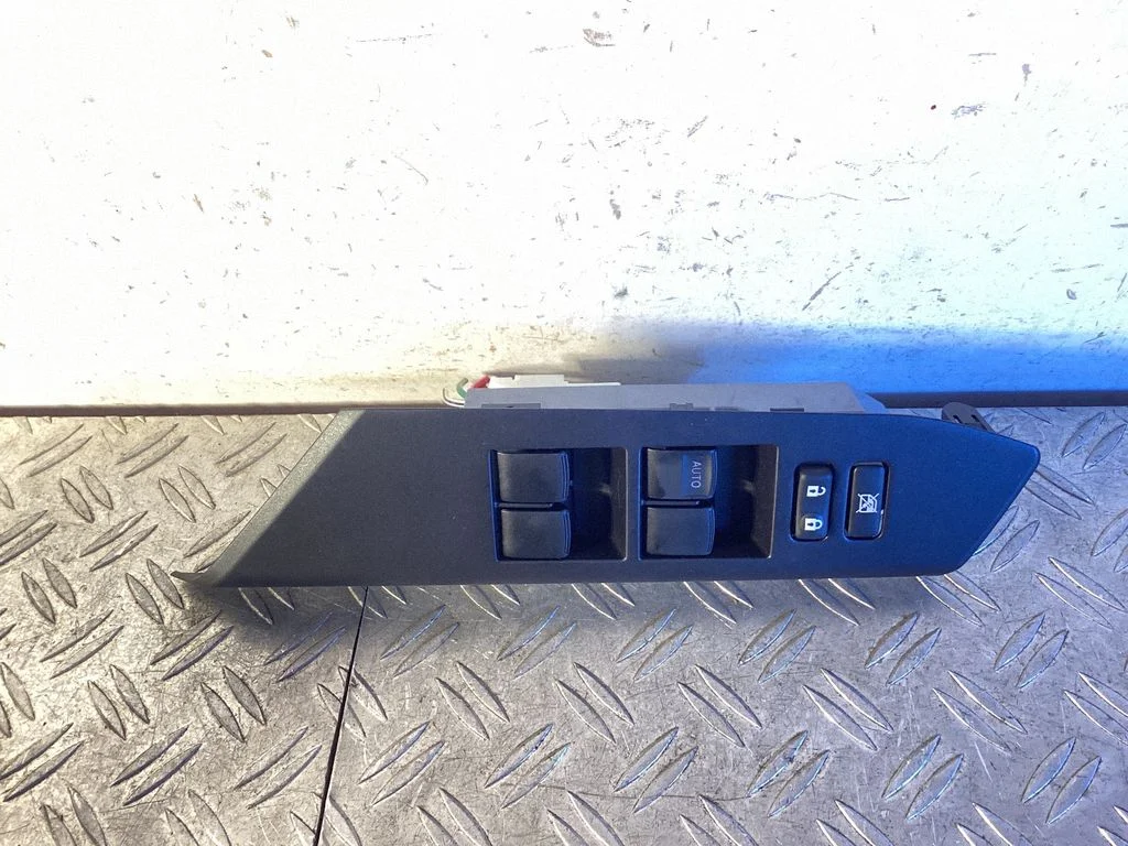Electric window control switch – Toyota RAV 4 (XA40) (2012-2018)