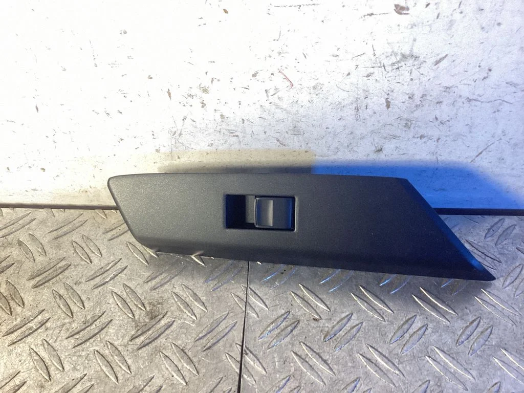 Electric window control switch – Toyota RAV 4 (XA40) (2012-2018)