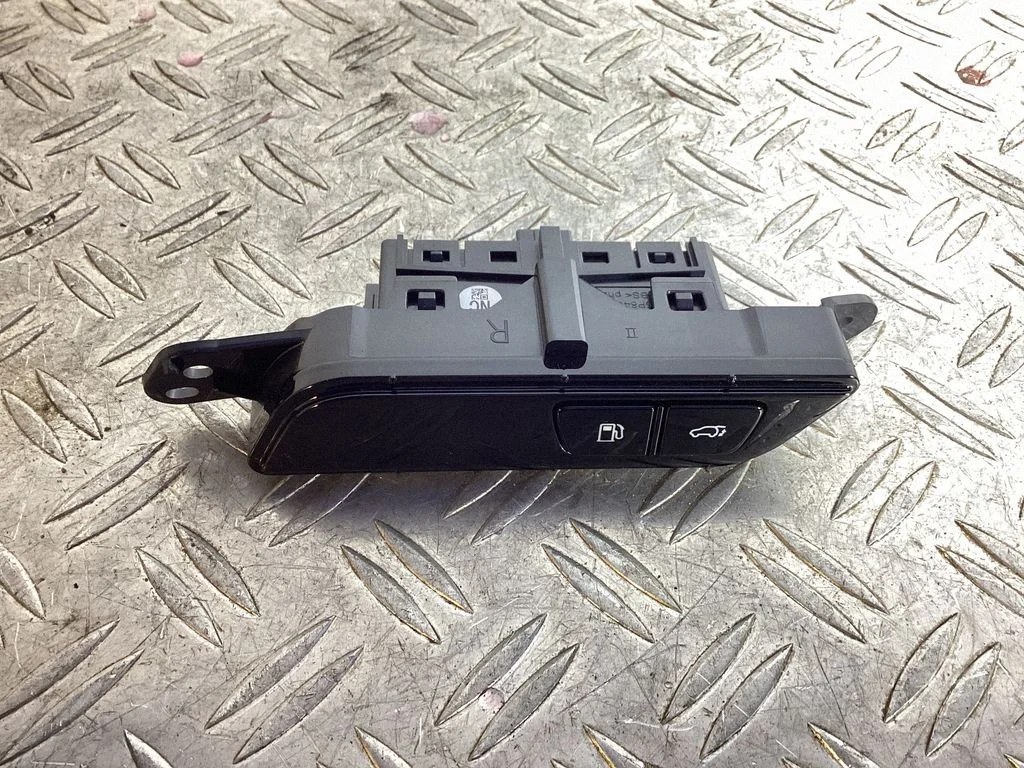 Fuel tank opening switch – Lexus NX (2021-)