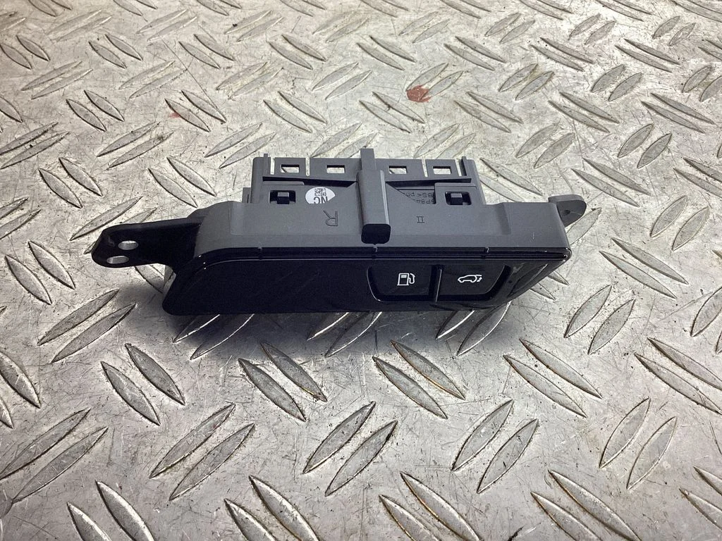 Fuel tank opening switch – Lexus NX (2021-)