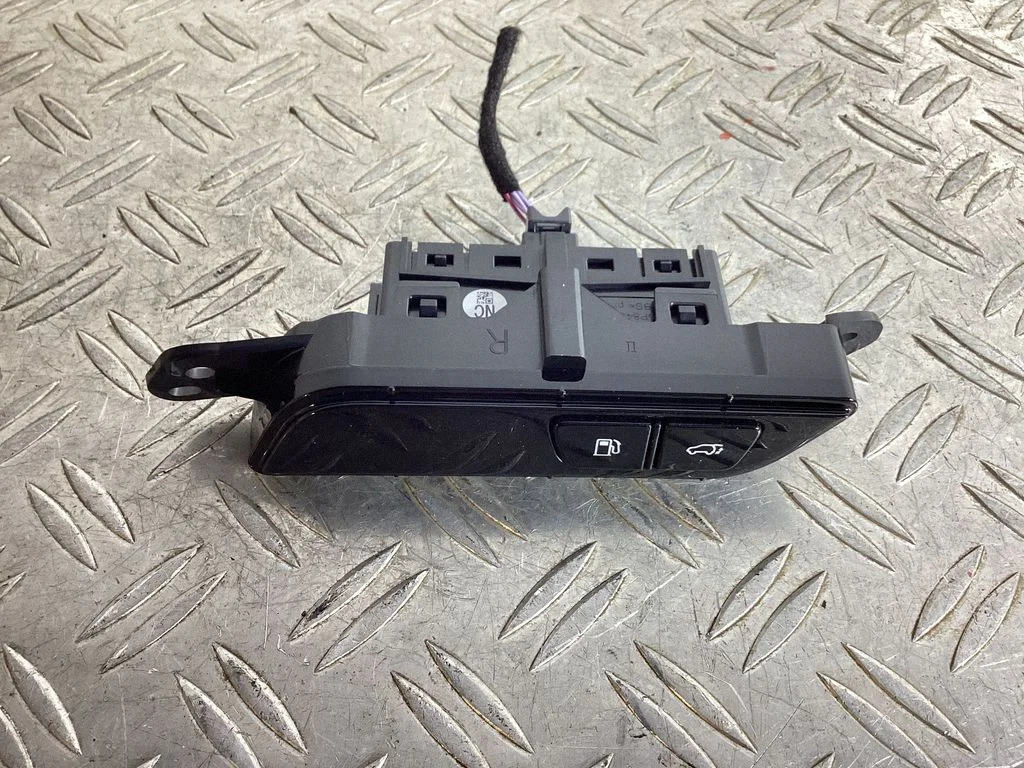 Fuel tank opening switch – Lexus NX (2021-)