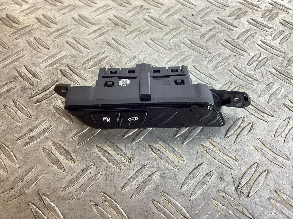 Fuel tank opening switch – Lexus NX (2021-)