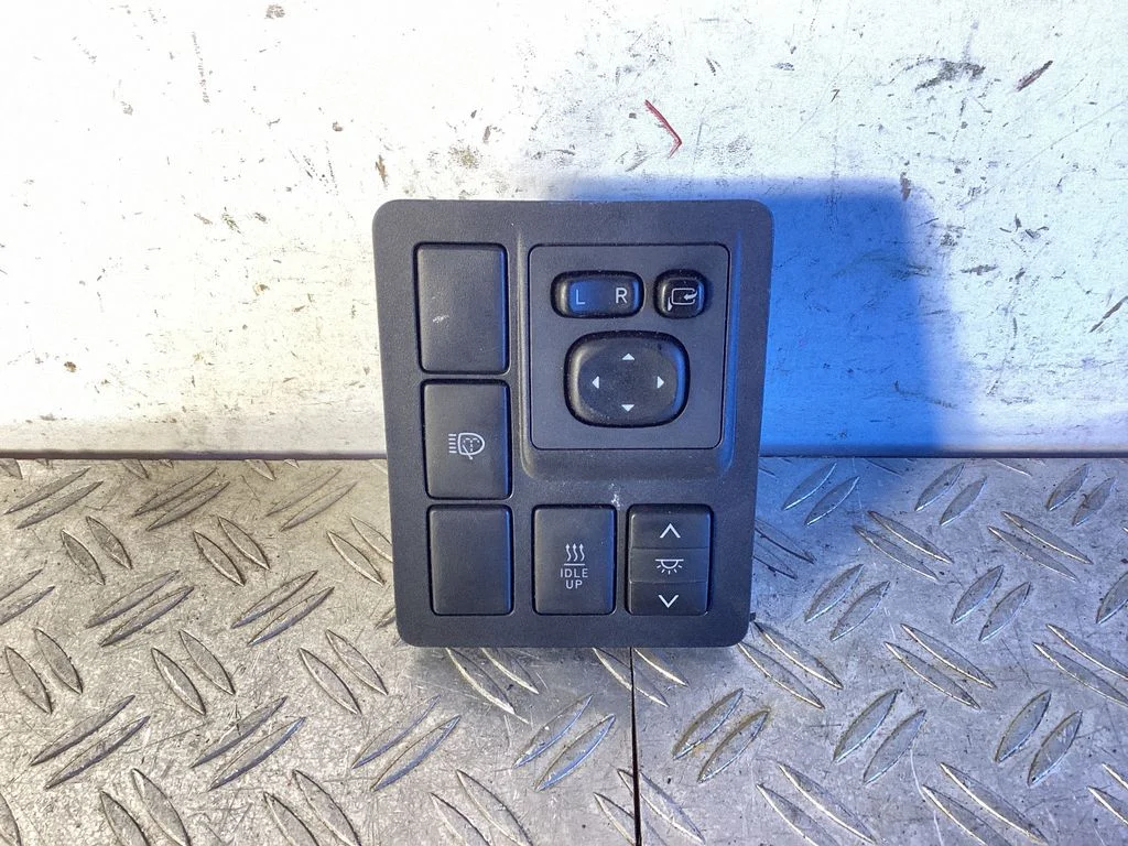 Muud lülitid / nupud / hoovad – Toyota Land Cruiser (J150) (2009-)