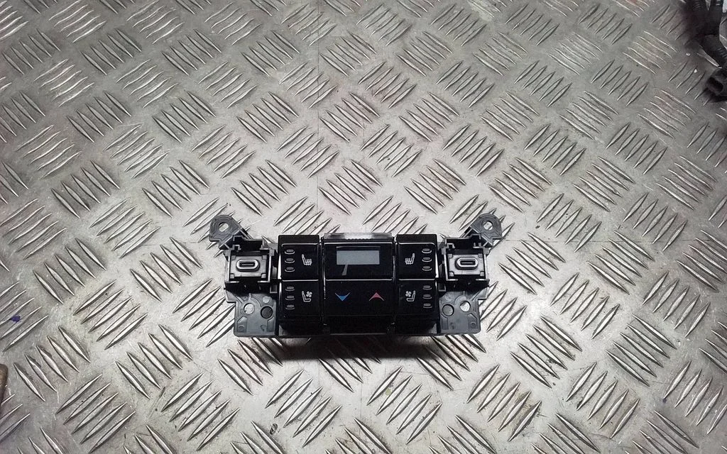 Interior fan control switch – Lexus RX 450H (2016-)