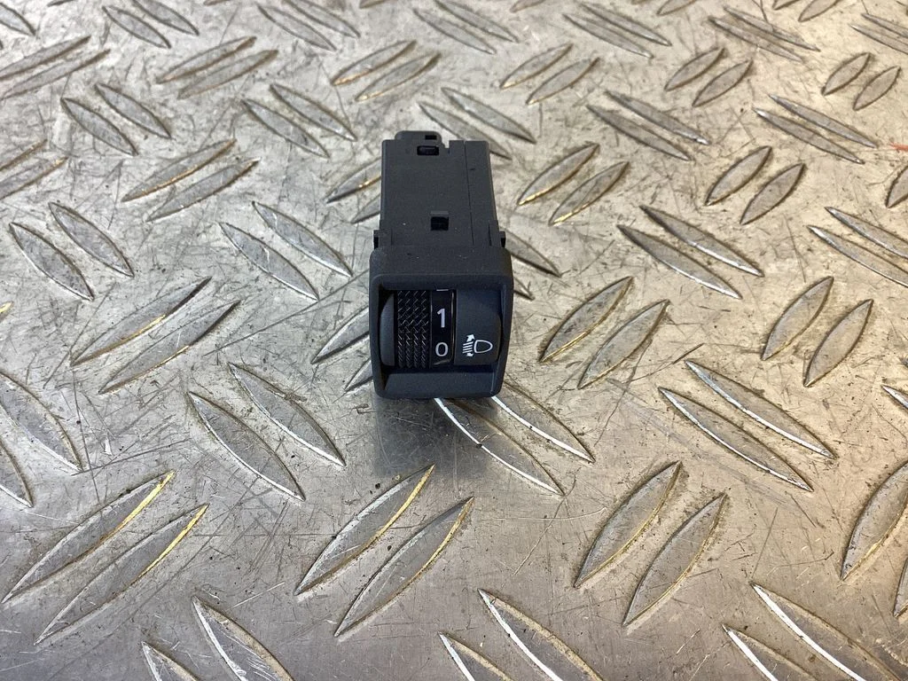 Headlight level height control switch – Nissan Qashqai (2014-2016)