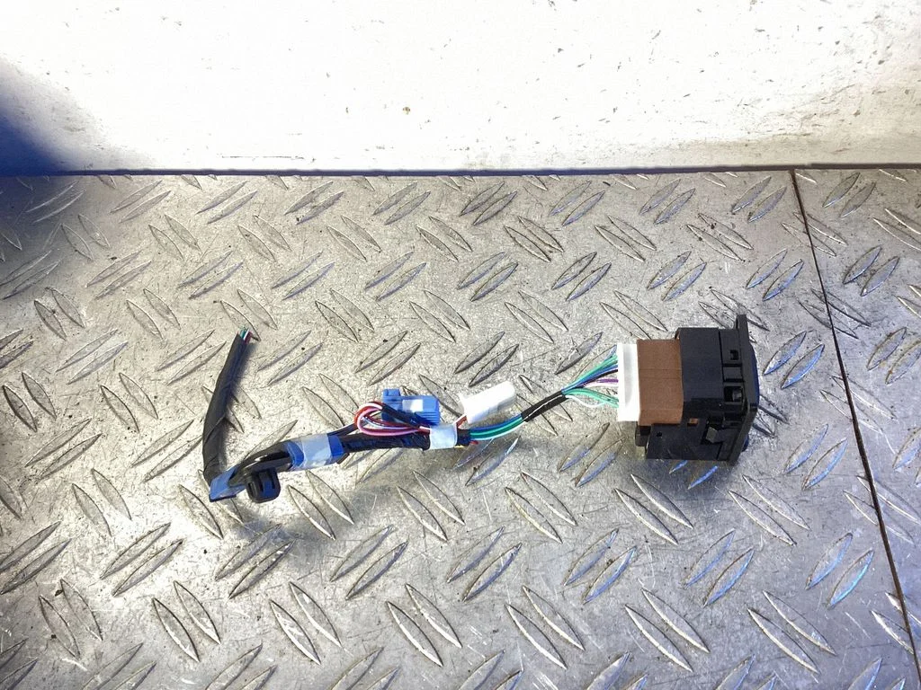 Wing mirror switch – Toyota RAV 4 (XA40) (2012-2018)