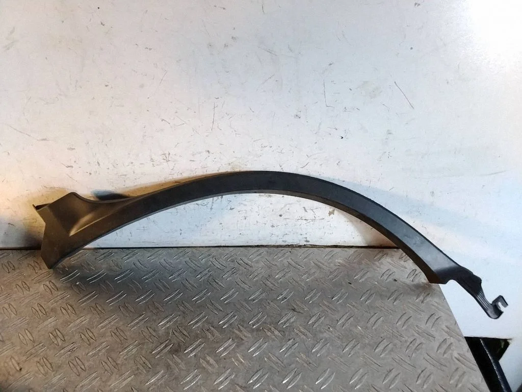 Rear arch trim 7587478010