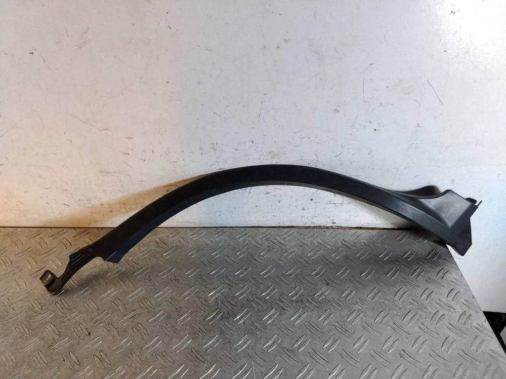Rear arch trim 7587378010