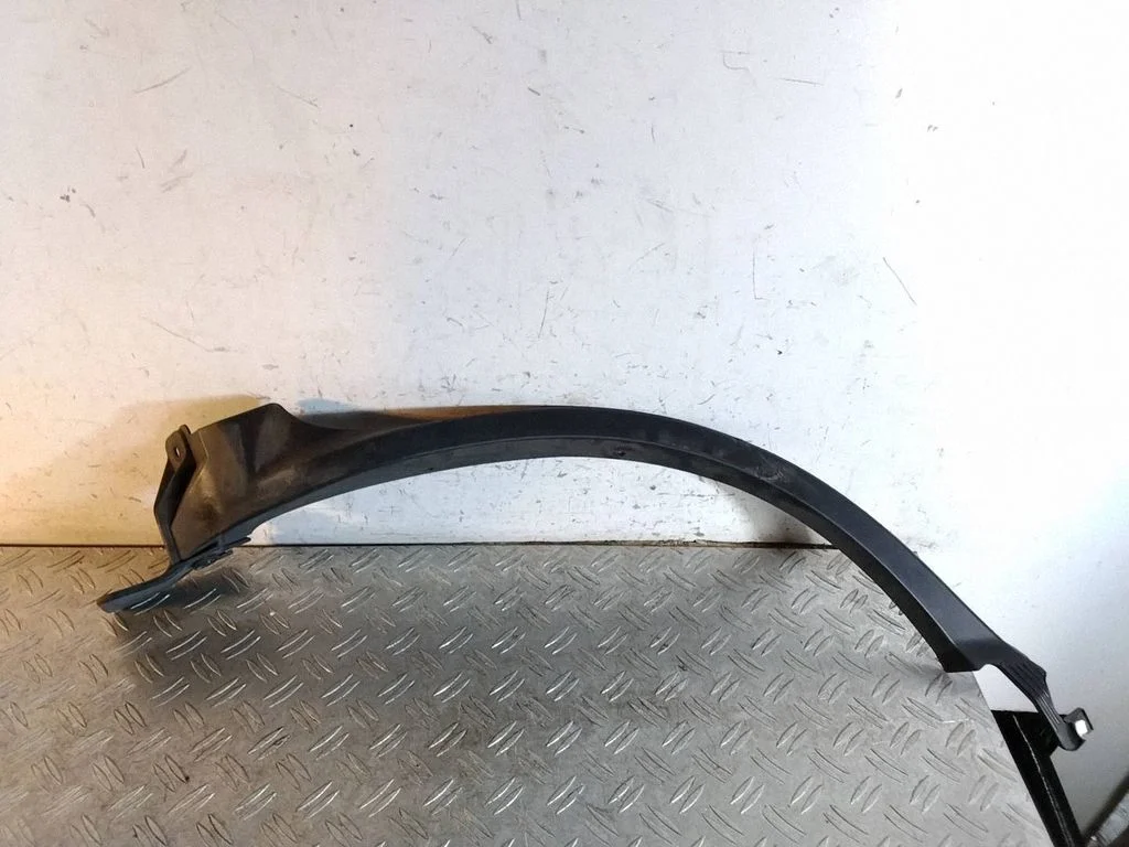 Rear arch trim 7587478010