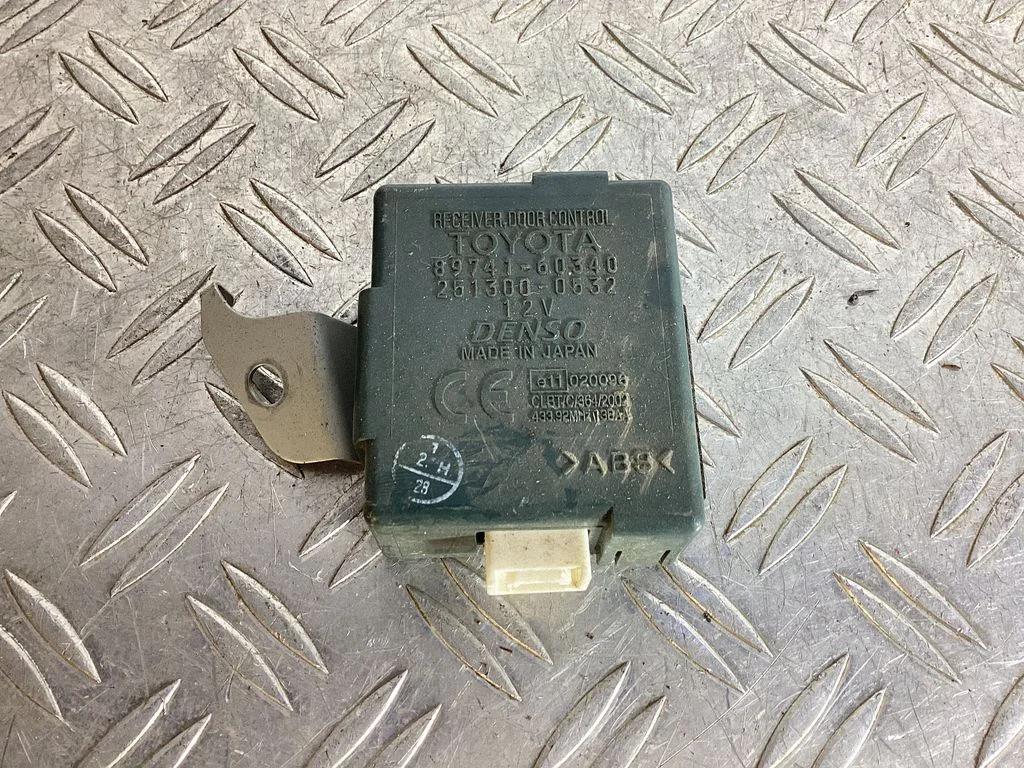 Door central lock control unit/module – Toyota Land Cruiser (J120) (2002-2009)