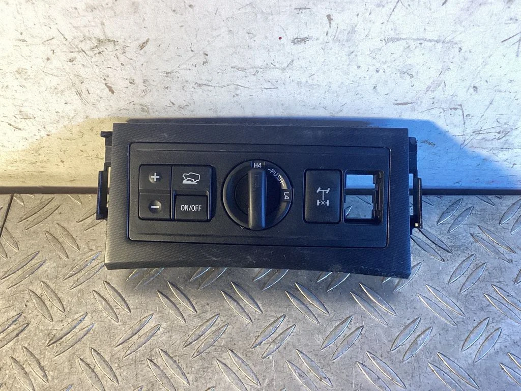 Transfer box differential control unit – Toyota Land Cruiser (J150) (2009-)