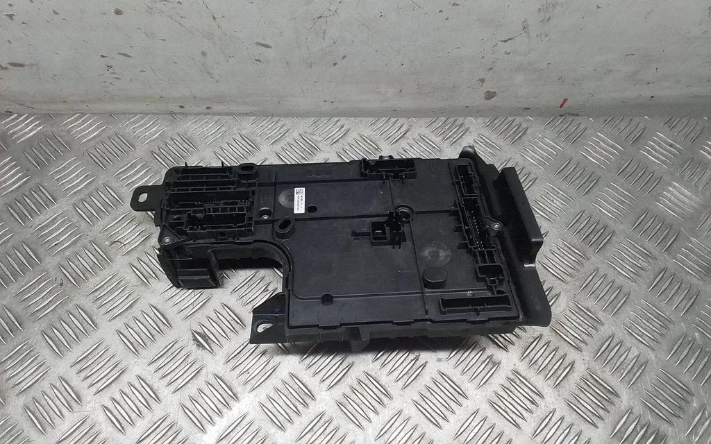 Central body control module – Tesla Model Y (2020-)