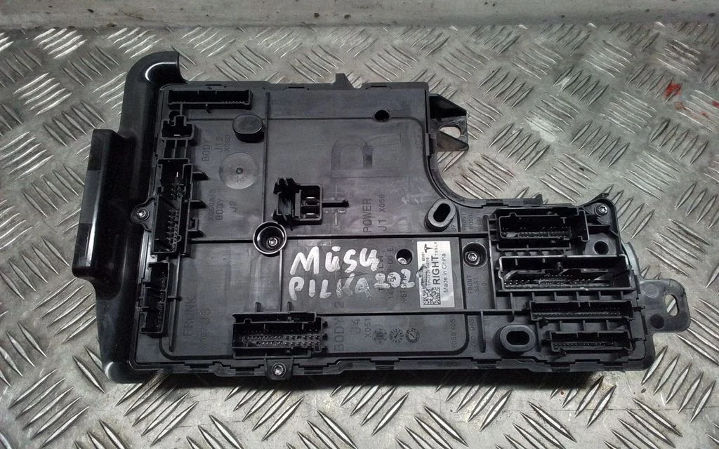 Central body control module – Tesla Model Y (2020-)