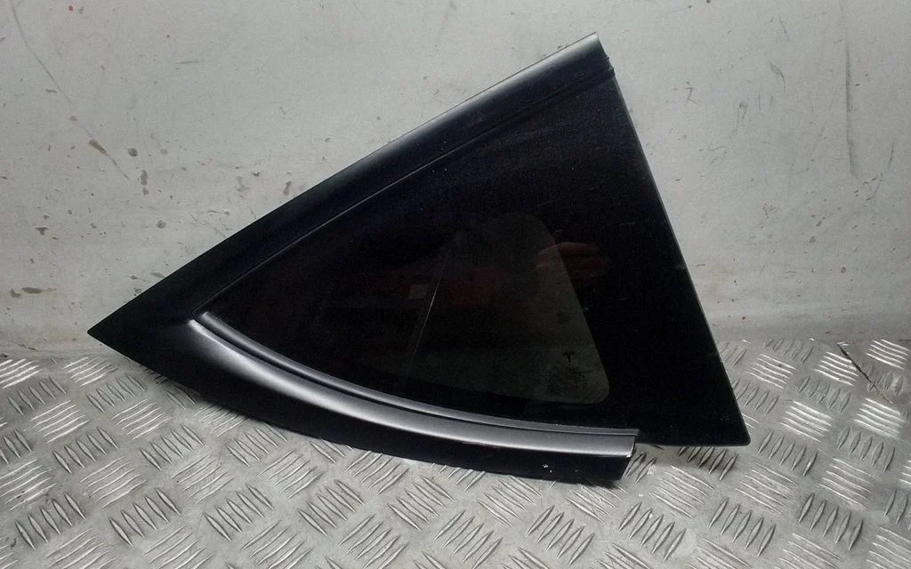 Rear vent window glass – Tesla Model Y (2020-)