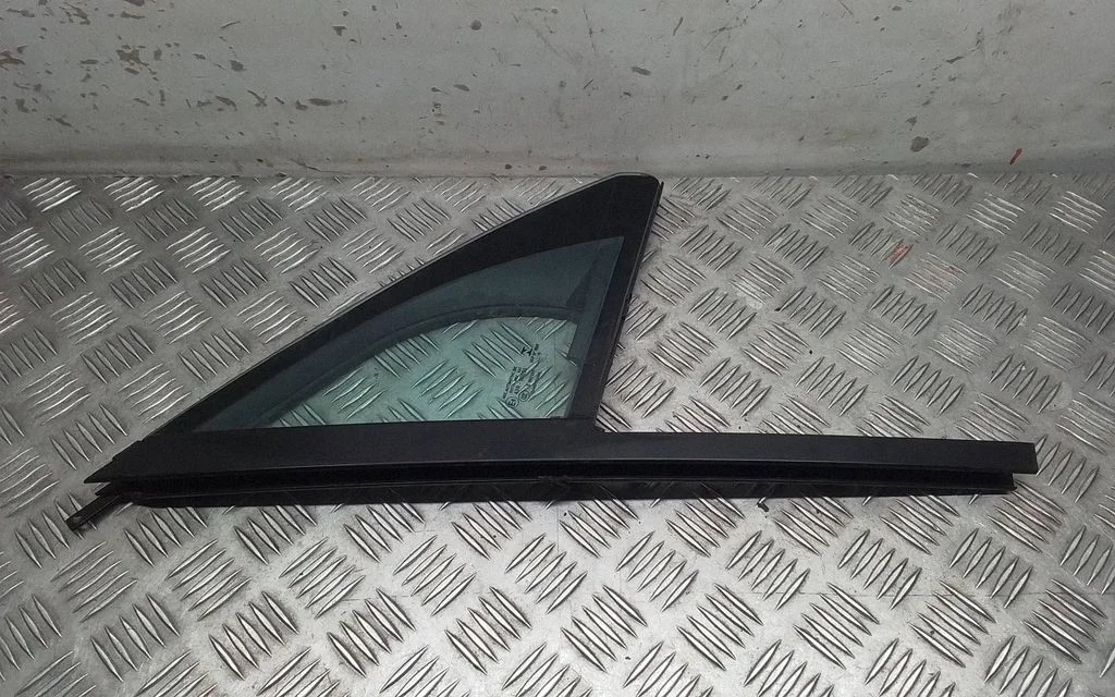 Front door vent window glass four-door – Porsche Macan (95B) (2019-)