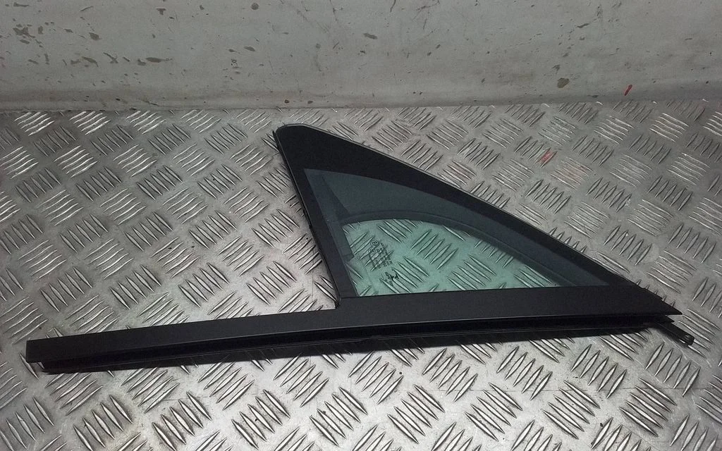 Front door vent window glass four-door – Porsche Macan (95B) (2019-)