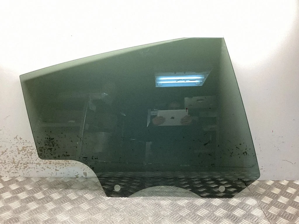 Tagaukse põhiklaas – Tesla Model Y (2020-)