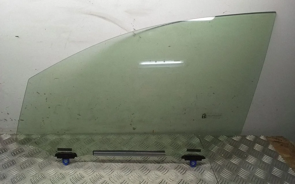 Front door window glass four-door – Lexus NX (2014-2021)