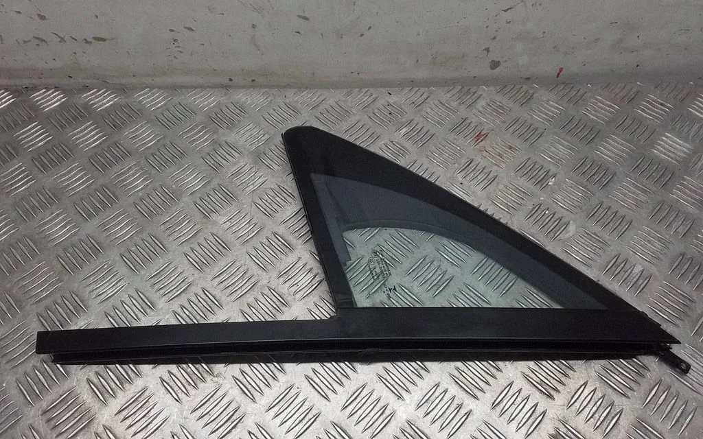 Front door vent window glass four-door – Porsche Macan (95B) (2019-)