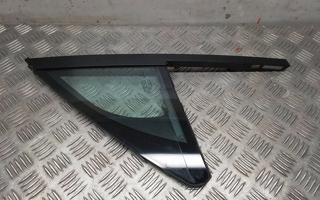 Front door vent window glass four-door – Porsche Macan (95B) (2019-)