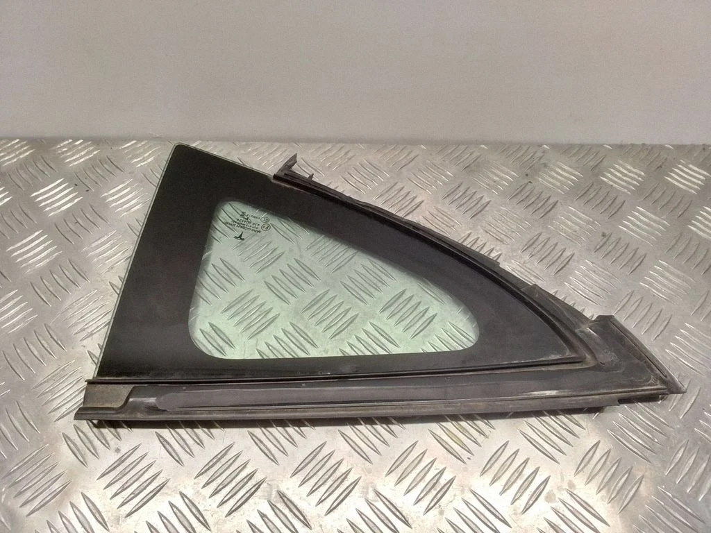 Väike „A" tagaukse klaas – Tesla Model 3 (2017-)