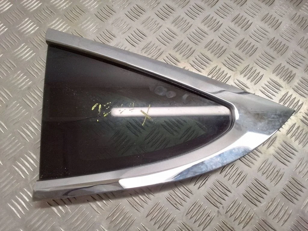 Väike „A" tagaukse klaas – Tesla Model X (2015-)