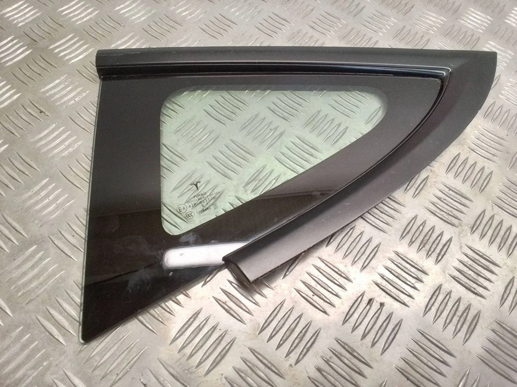 Väike „A" tagaukse klaas – Tesla Model 3 (2017-)