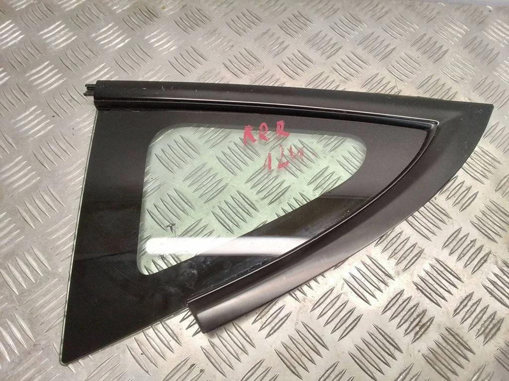 Väike „A" tagaukse klaas – Tesla Model 3 (2017-)